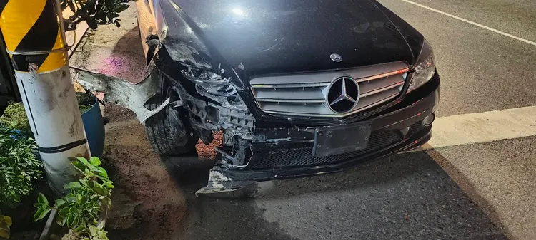 81歲陳翁被攔下時，車頭明顯損毀。民眾提供