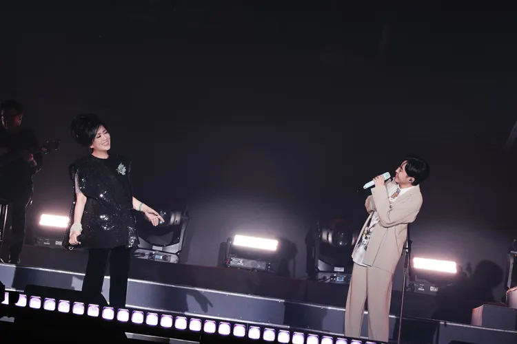 吳青峰（右）與齊豫首度合唱合作新歌《一念之間》。哈里坤的狂歡提供