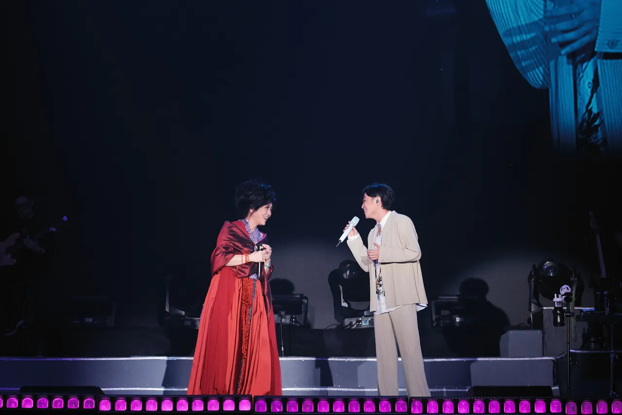 吴青峰(右)感谢齐豫让他坚持音乐路。哈里坤的狂欢提供