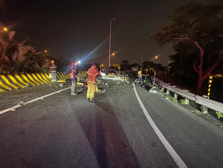 現場一片狼藉，零件噴飛四散，駕駛當場身亡，現場約花2小時排除。民眾提供