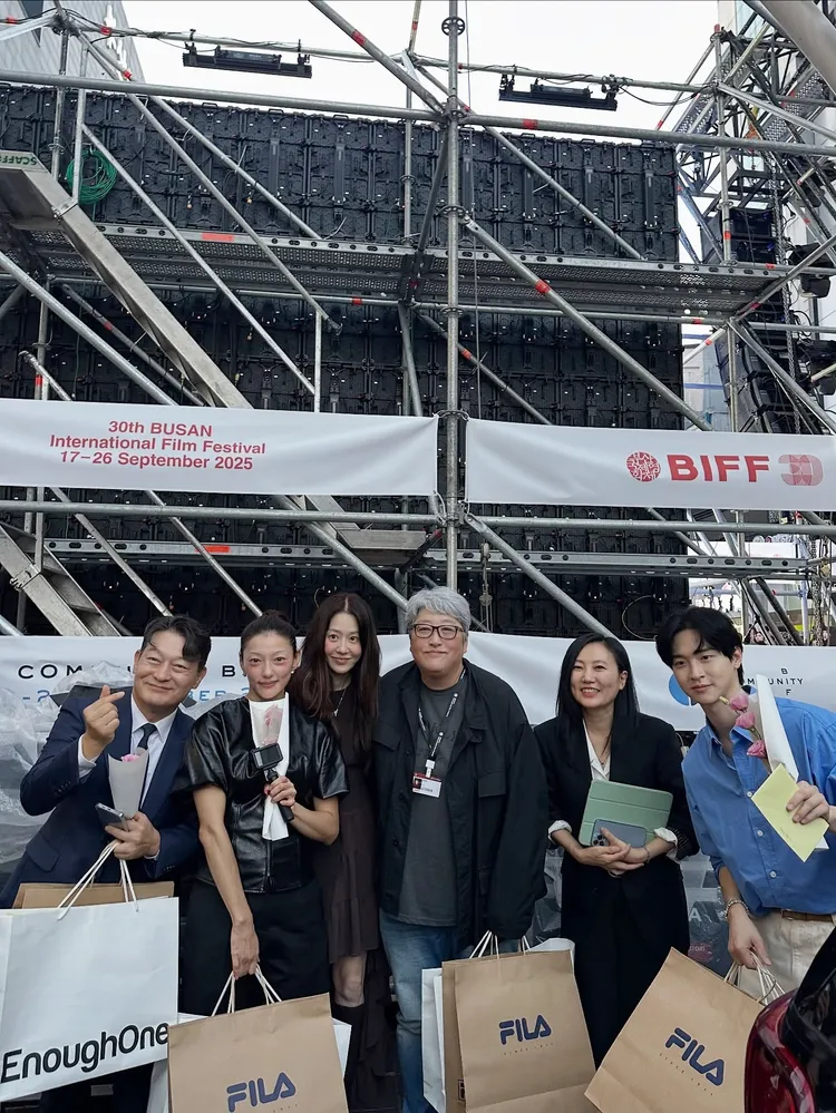 《家母螳螂》昨天在釜山戲院外會劇迷，高賢廷（左三）也一起出席。翻攝張東潤IG