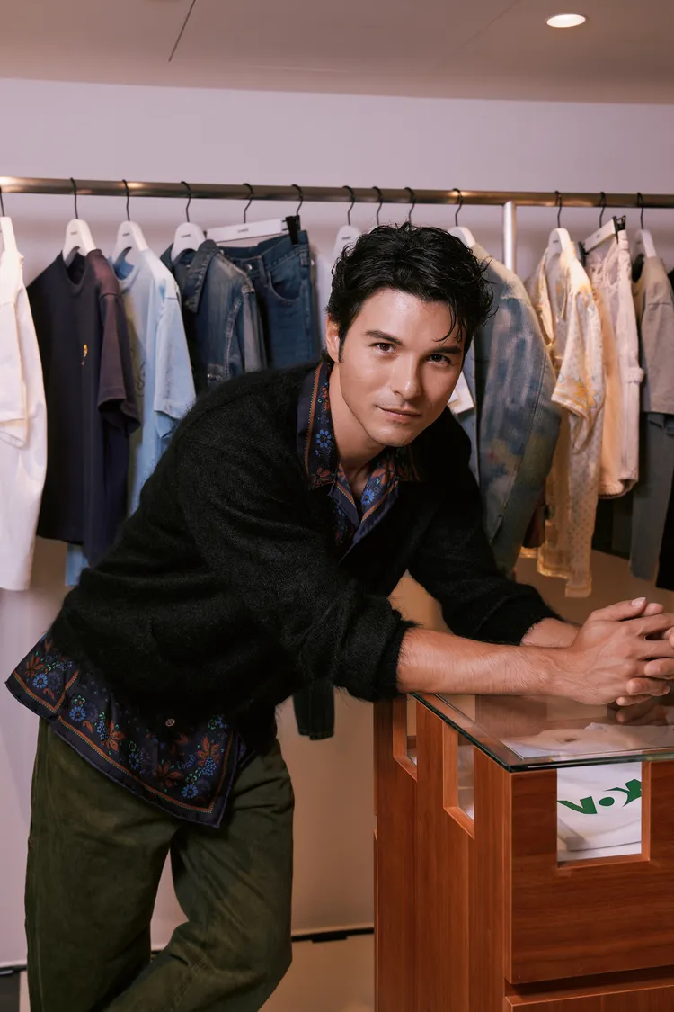 鳳小岳以黑色開襟衫疊搭印花襯衫，低調中暗藏亮點。品牌提供