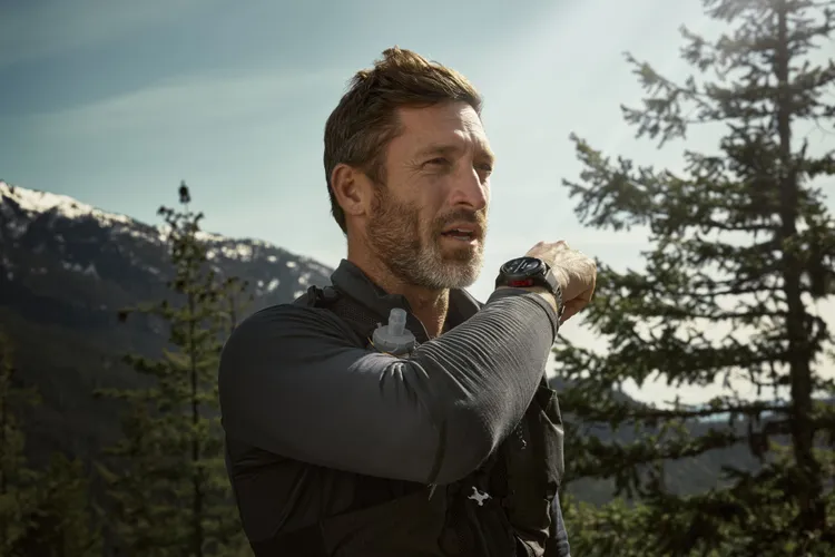 搭載Garmin inReach Technology內建行動網路與衛星通訊科技服務 ，用戶無須攜帶手機也能隨時保持聯繫。業者提供