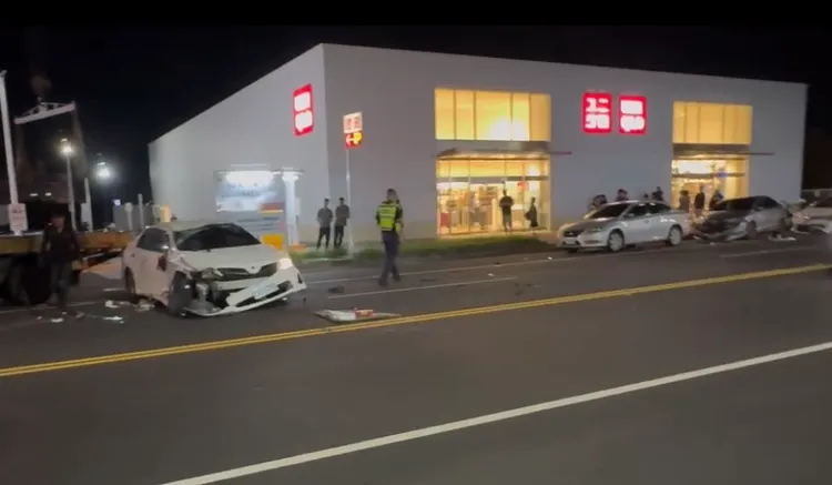 朱男開車撞到路旁停車的轎車，自己翻了個四腳朝天，一共波及3輛自小客車。民眾提供