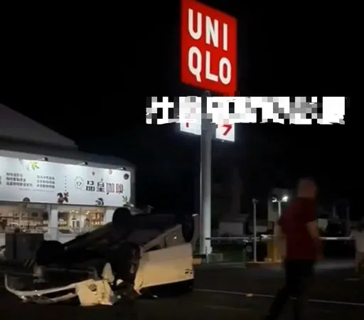 有片|路邊停車「重來一次」...下一秒慘被撞 轎車翻肚駕駛送醫