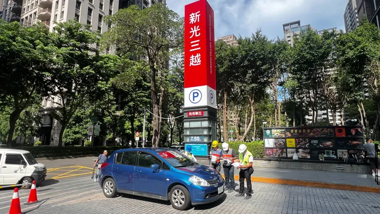 新光三越人員查核廠商身分後放行。鮮明攝