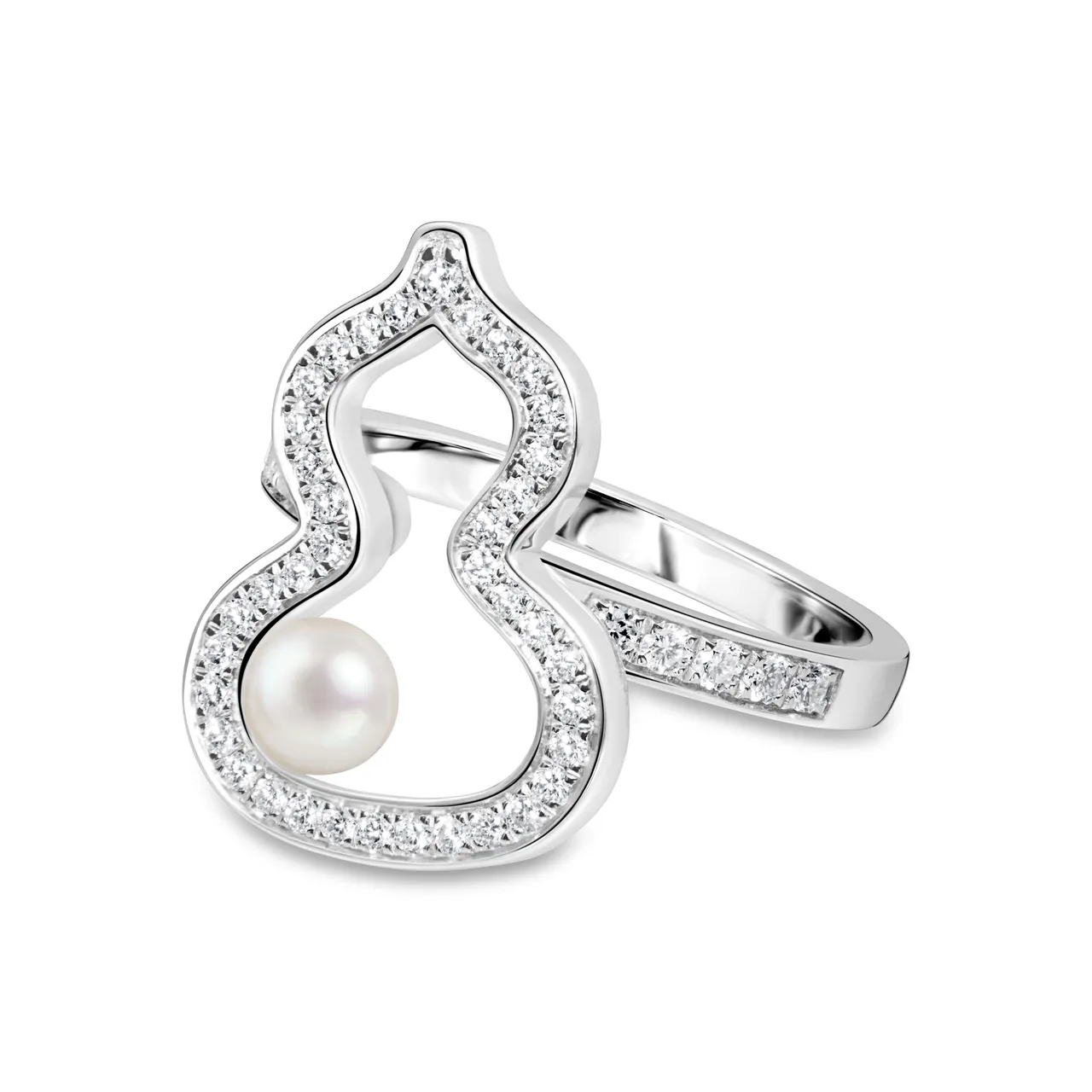 Qeelin Wulu 系列18K白金钻石及Akoya珍珠中号戒指,15万5500元。品牌提供