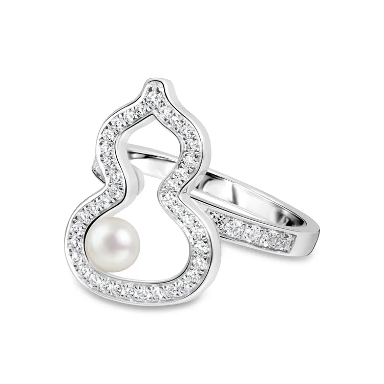 Qeelin Wulu 系列18K白金鑽石及Akoya珍珠中號戒指，15萬5500元。品牌提供