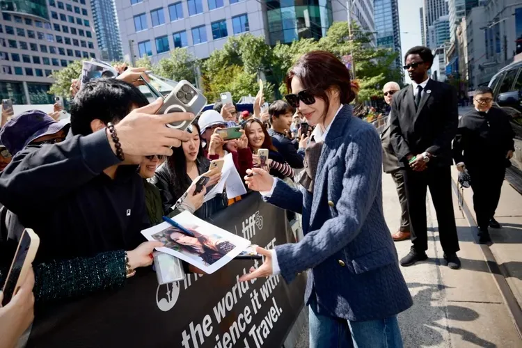 舒淇親切幫路邊粉絲簽名。甲上提供