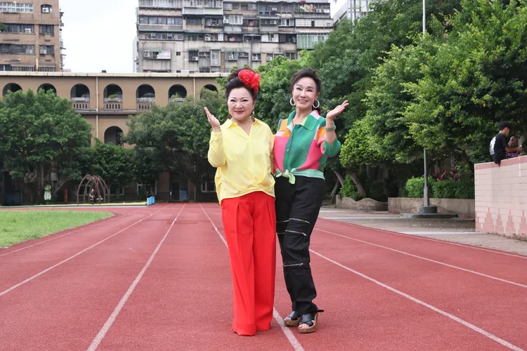 （左起）白冰冰、曹金鈴。《臺北市桔色關懷協會》提供