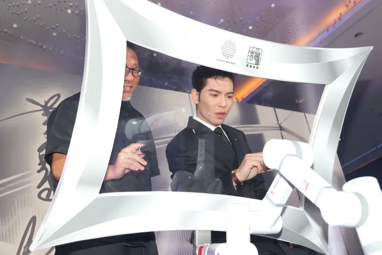 蕭敬騰（右）與索尼音樂大中華區CEO陳國威簽約儀式出動機械手臂。莊宗達攝