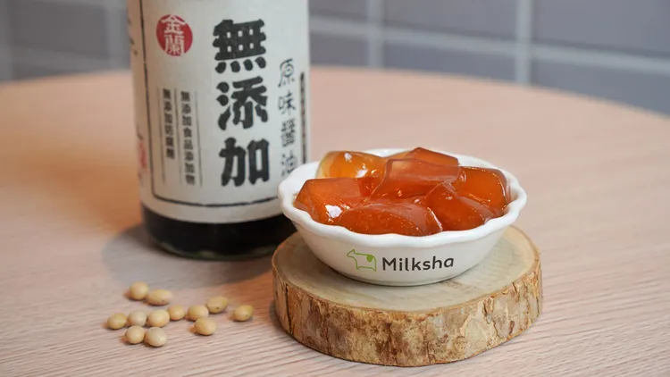 跨界合作台灣老字號醬油「金蘭」，將無添加原味醬油融入手搖飲配料，首創鹹甜風味的「黑金粉粿」。迷客夏提供
