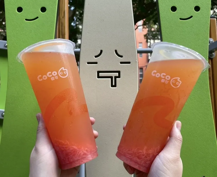 今推出大杯「葡萄柚果粒茶」買1送1，每人最多可買4杯飲料。CoCo都可提供