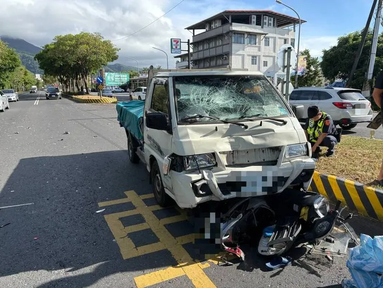 強大衝擊力導致2車均出現嚴重損毀。翻攝照片