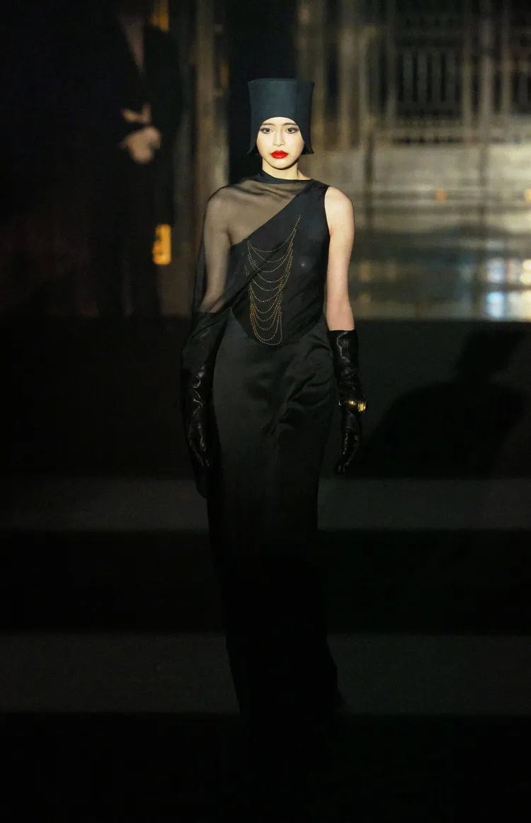 25歲的蘇祐婕登上倫敦時裝周，台風穩健。翻攝胡兵微博