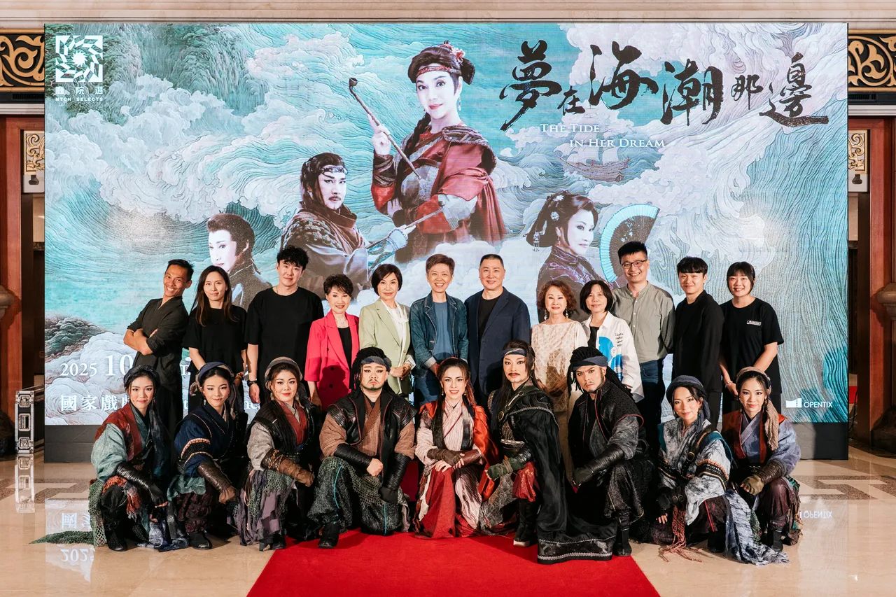 唐美云歌仔戏戏团与两厅院总监刘怡汝大合照。国家两厅院/牟仁杰提供