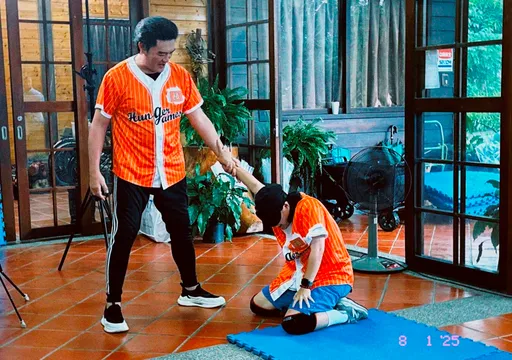 李㼈带队合体女儿踢馆《饥饿游戏》 主持群自嘲:面露职业倦怠