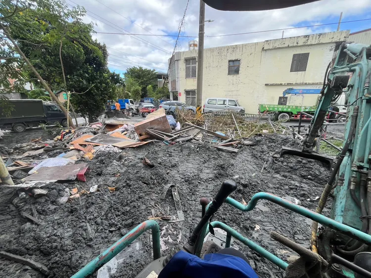 萬榮鄉救災、打掃家園也持續進行。民眾提供