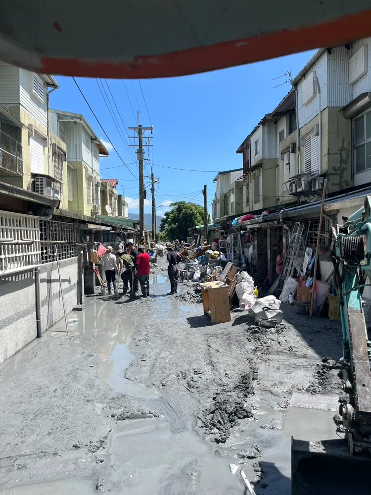 萬榮鄉救災、打掃家園也持續進行。民眾提供