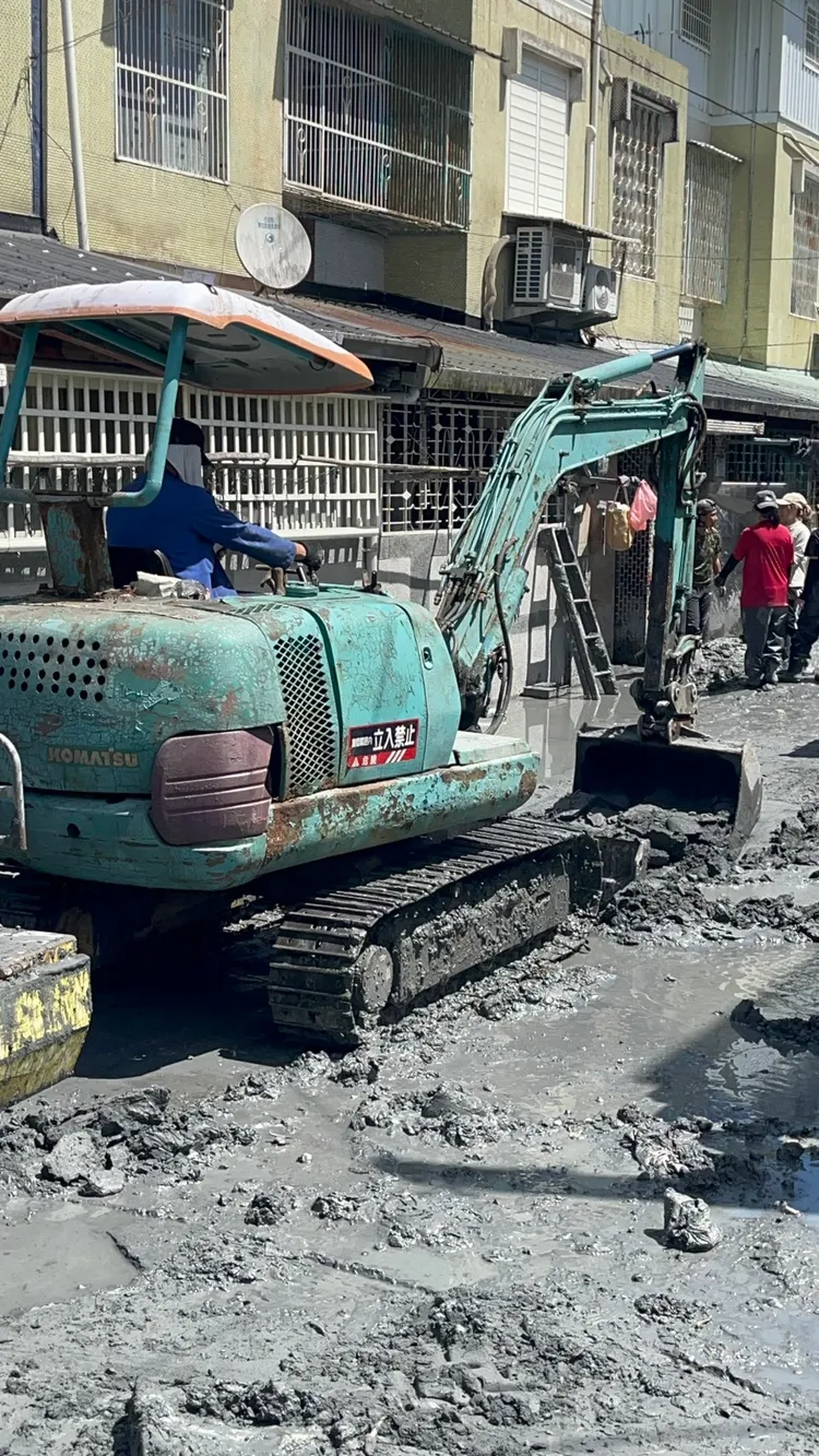 萬榮鄉救災、打掃家園也持續進行。民眾提供