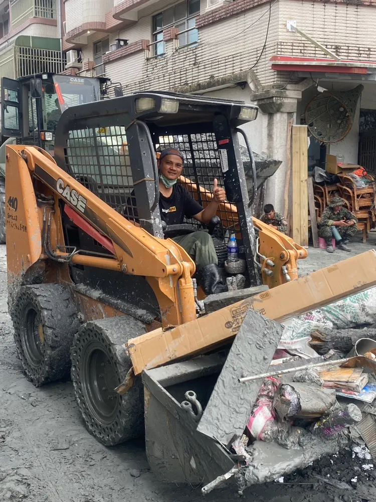 萬榮鄉救災、打掃家園也持續進行。民眾提供