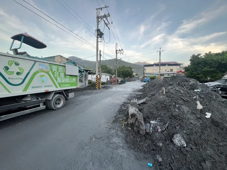 萬榮鄉救災、打掃家園也持續進行。民眾提供