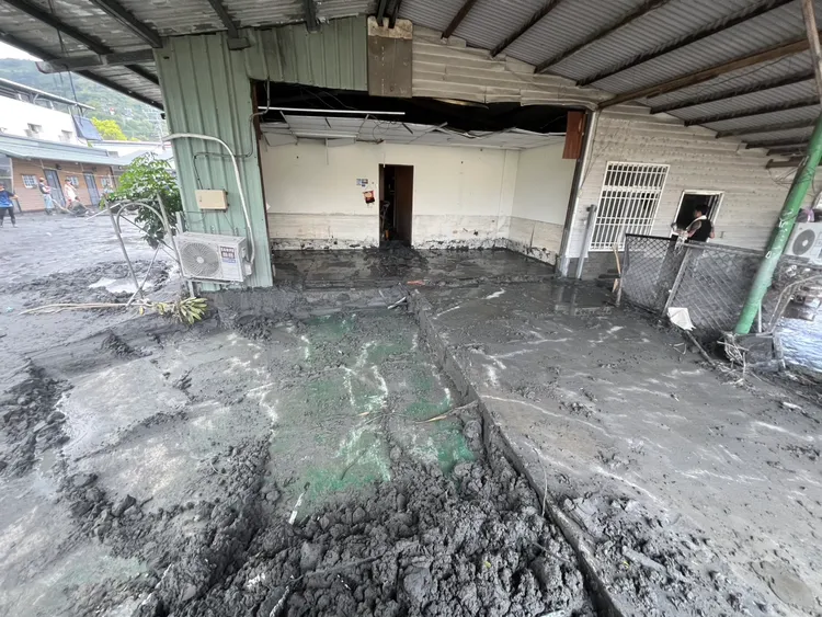 萬榮鄉救災、打掃家園也持續進行。民眾提供