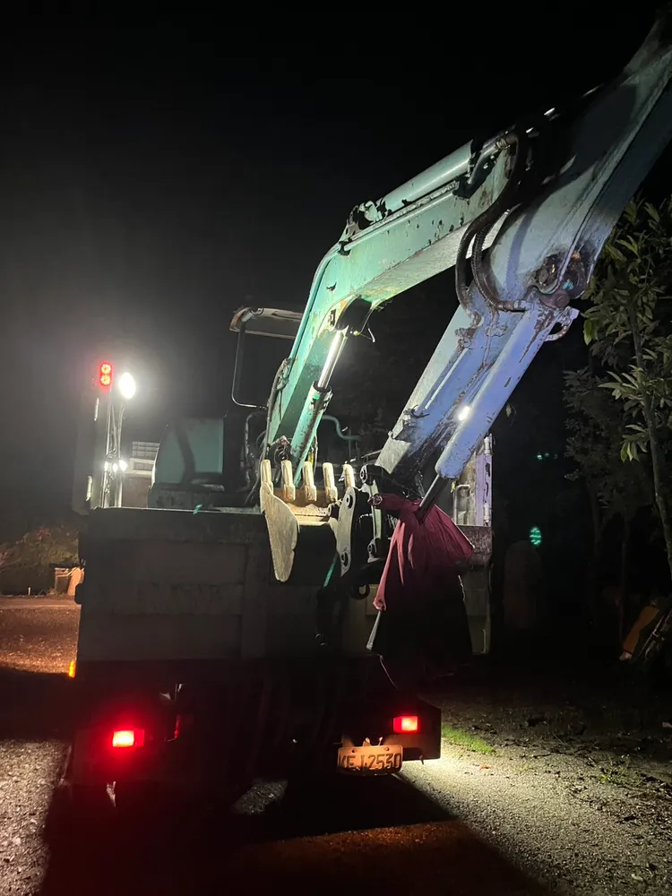 萬榮鄉救災、打掃家園也持續進行。民眾提供