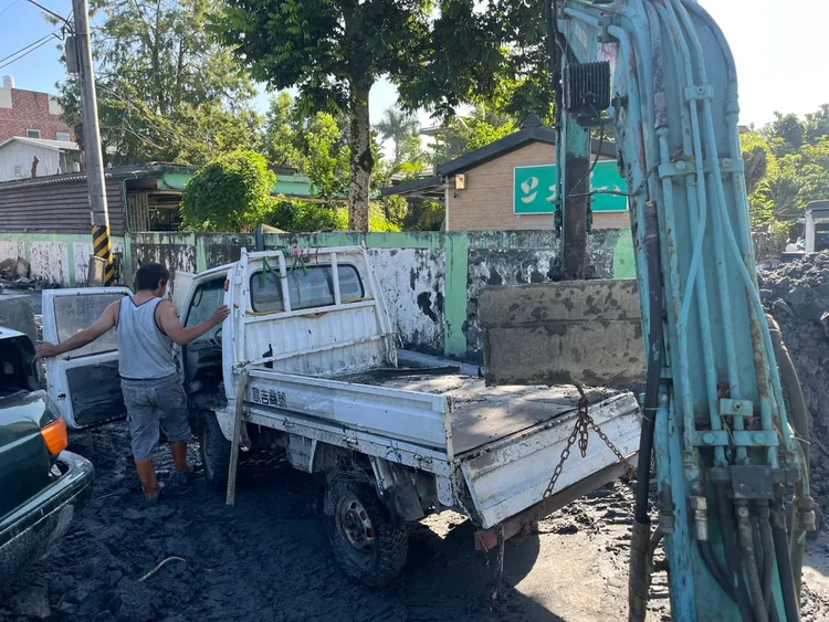 萬榮鄉救災、打掃家園也持續進行。民眾提供