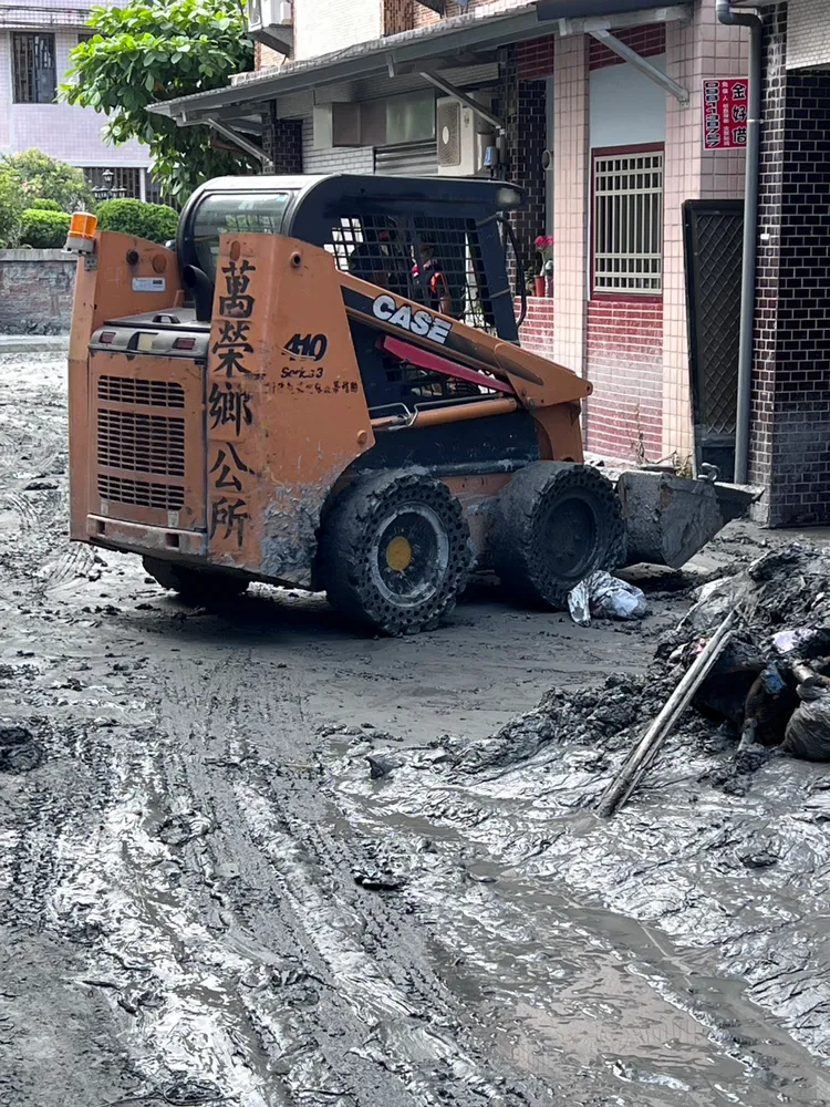 萬榮鄉救災、打掃家園也持續進行。民眾提供