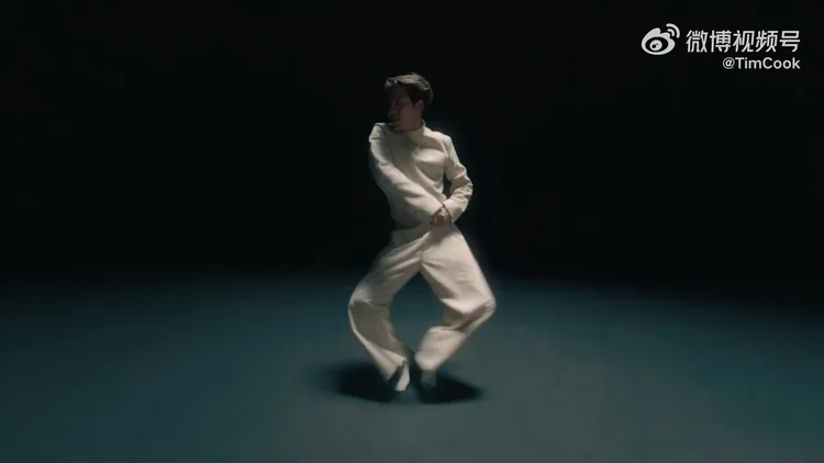 王嘉爾穿著身白色勁裝跳舞。翻攝Tim Cook微博