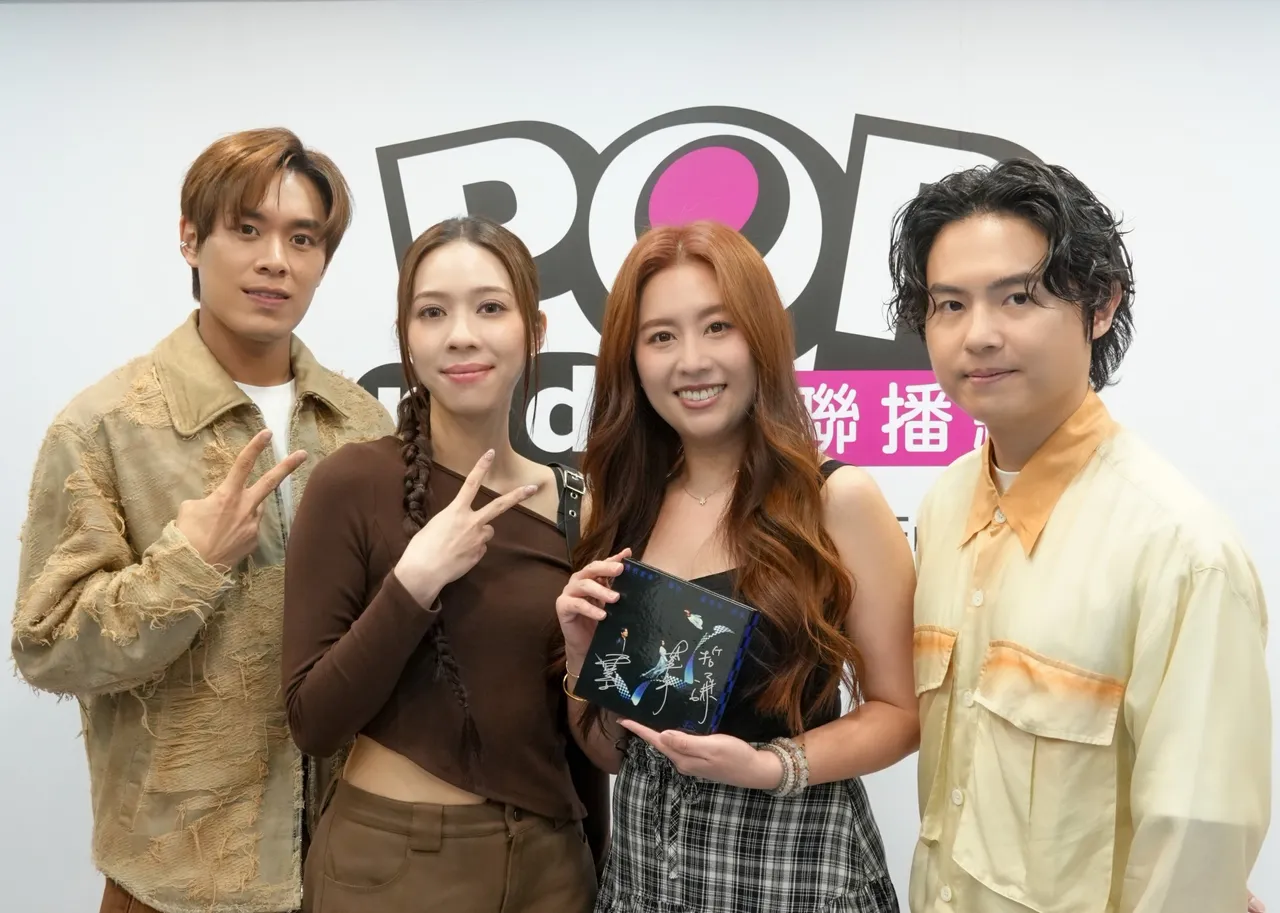 告五人与《Fun Music》主持人Emily(右2)分享专辑与生活趣事。POP Radio提供