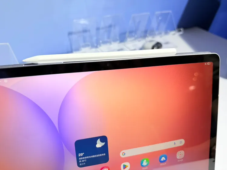 盒裝隨附的S Pen全新升級，六角形筆身設計提供更舒適穩固的握持感受。趙筱文攝