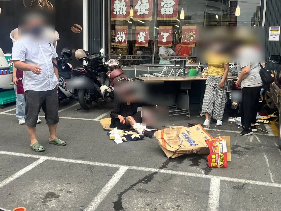 两名妇人购物结束要离开,惨遭波及,其中一名7旬阿嬷脚上还缝了3针。民众提供