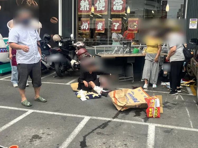 兩名婦人購物結束要離開，慘遭波及，其中一名7旬阿嬤腳上還縫了3針。民眾提供