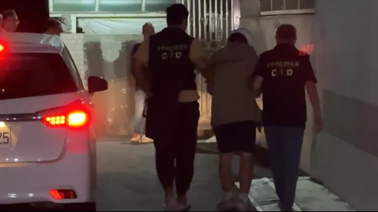 17歲駱男行凶後騎機車北上苗栗，改搭火車南下彰化躲藏，警方循線在汽車旅館逮人，帶回警局時囂張氣焰全無。民眾提供