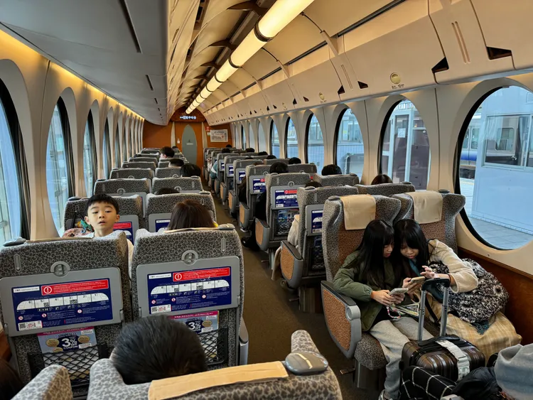 很多國家在電車、地鐵等大眾交通工具都要求保持安靜，避免打擾他人。攝影中心