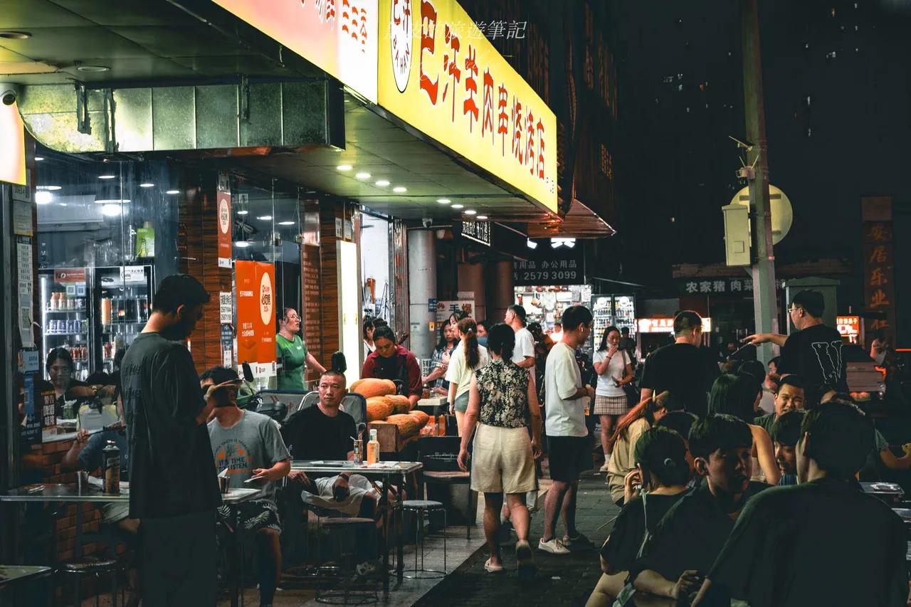中国连路边小吃摊都是线上支付系统,很少用现金付款。资料照片