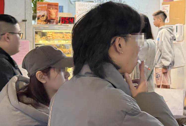 很多旅遊底點禁止吸菸，若要抽菸應避免影響他人。示意圖，資料照片