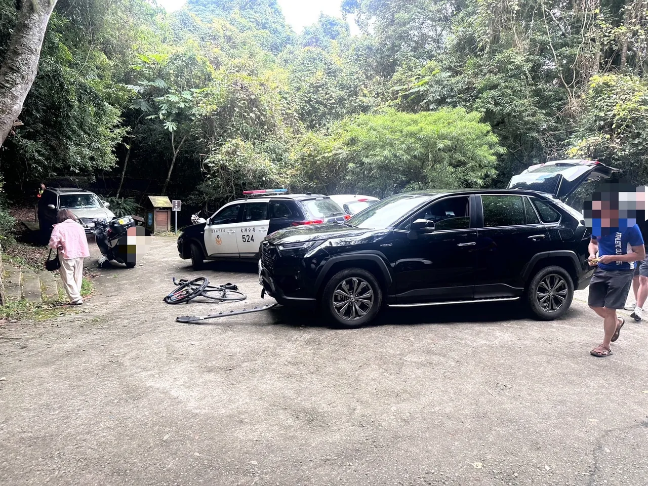 休旅车撞上路边跨坐自行车休息的陈姓男子。民众提供