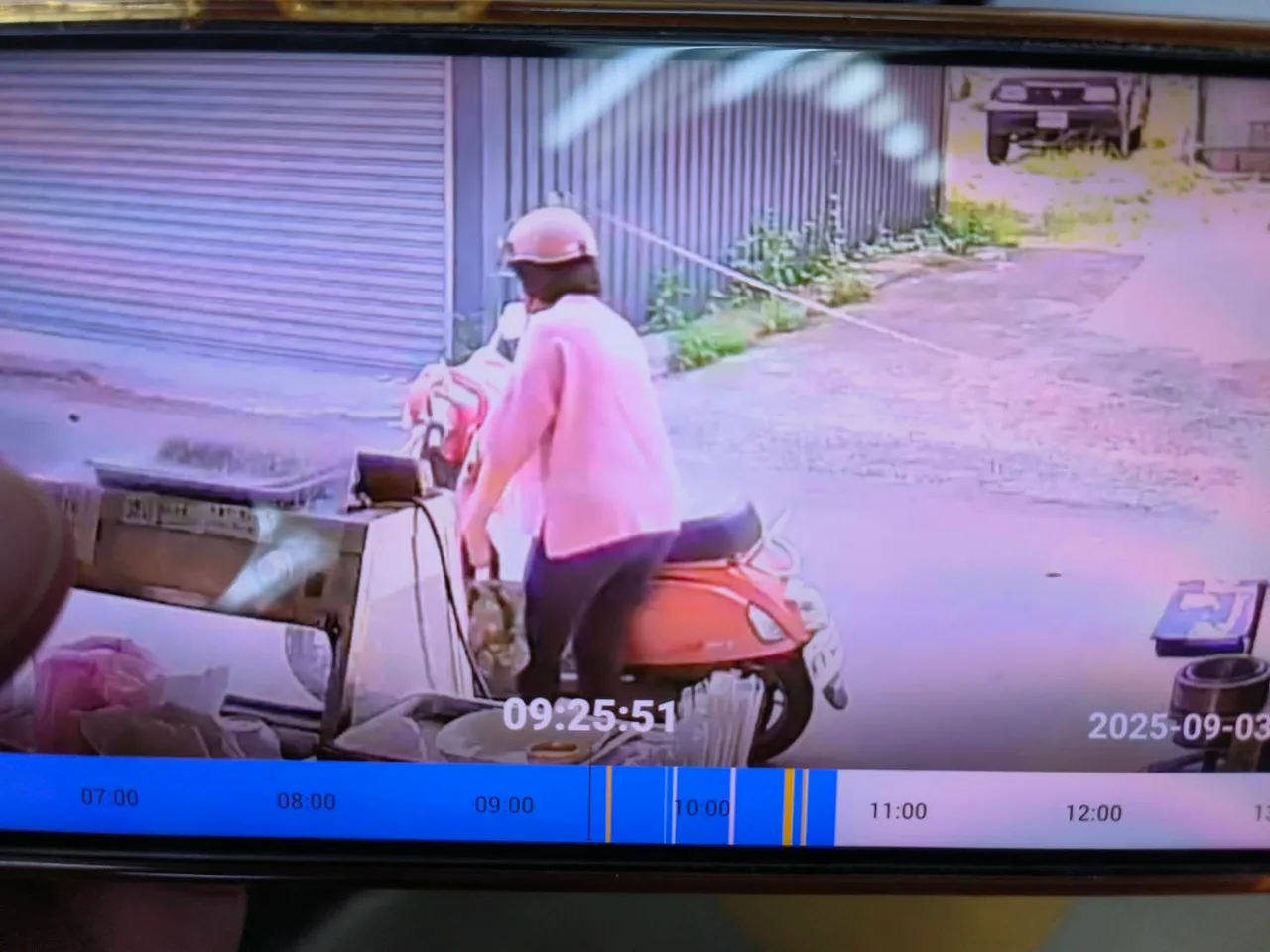 女顾客在烧饼店花50元买餐点,持千元钞付帐却连续找回2次950元,事后被警方通知还钱。民众提供