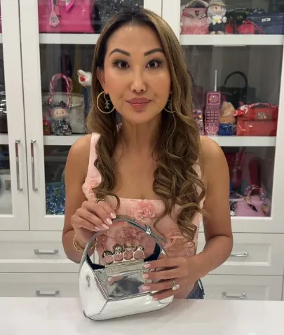 美魔女秀出她的Alexander McQueen設計款名牌包。翻攝Instagram/Tiffany Moon