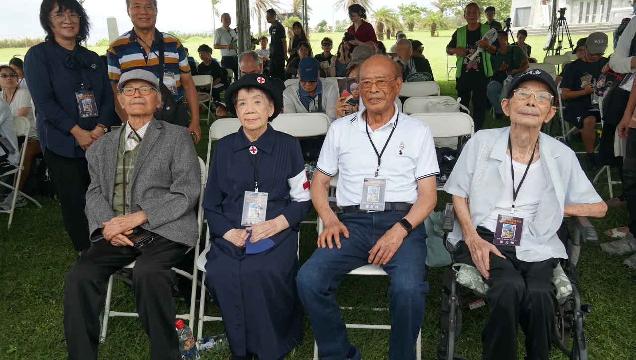 老兵代表前日軍陸軍軍屬楊馥成、前日軍從軍看護婦廖淑霞、前日軍海軍特別志願兵陳金村、前日軍高座少年工葉文懷(由左至右)。翻攝畫面