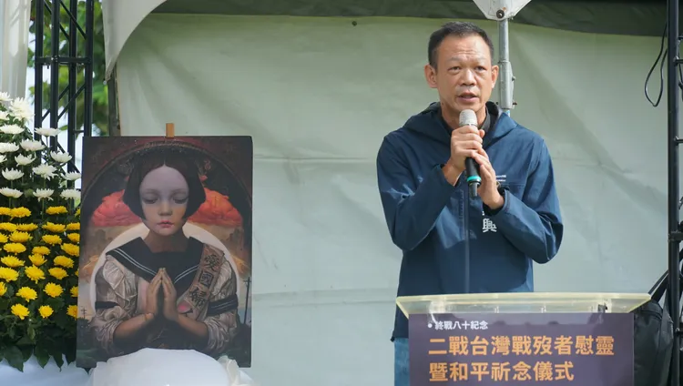 高市府副秘書長張家興表示，藉由緬懷80年前於戰火中逝去的生命，提醒我們務必在和平之路上持續攜手前行。翻攝畫面