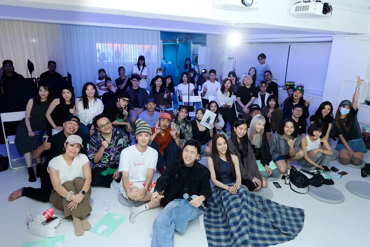 aDAN昨舉行搶聽會，邀好友席地而坐共同聆聽新曲。DanVoice Studio提供