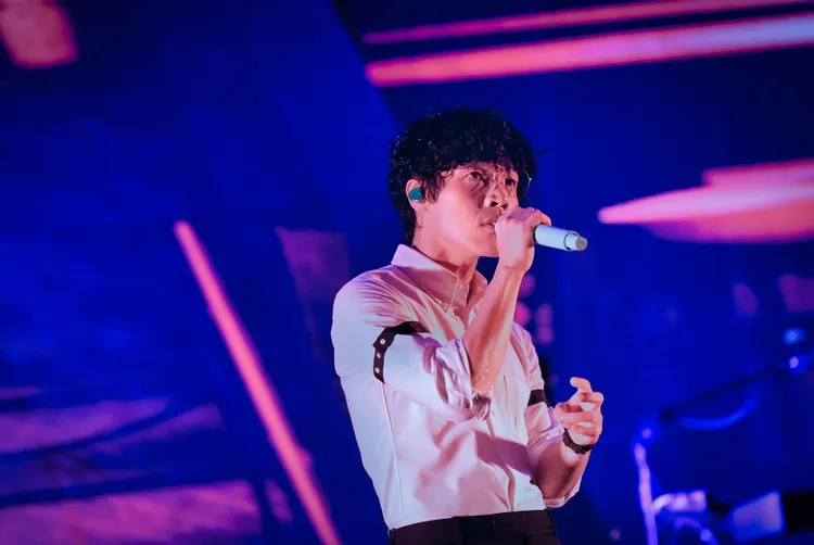 盧廣仲唱得陶醉。娛樂中心攝