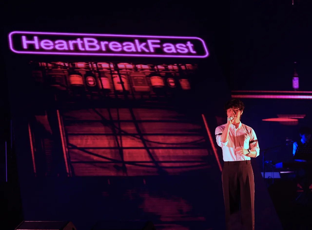 卢广仲深情演唱。娱乐中心摄
