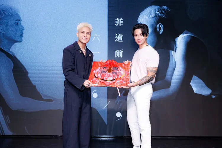 高爾宣（右）為菲道爾發片站台。群石國際提供