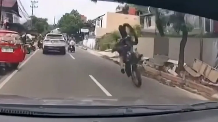 機車行員工艾哈邁德偷騎客人機車翹孤輪，過程被行經轎車的行車記錄器拍下。翻攝自Dash Cam Owners Indonesia IG