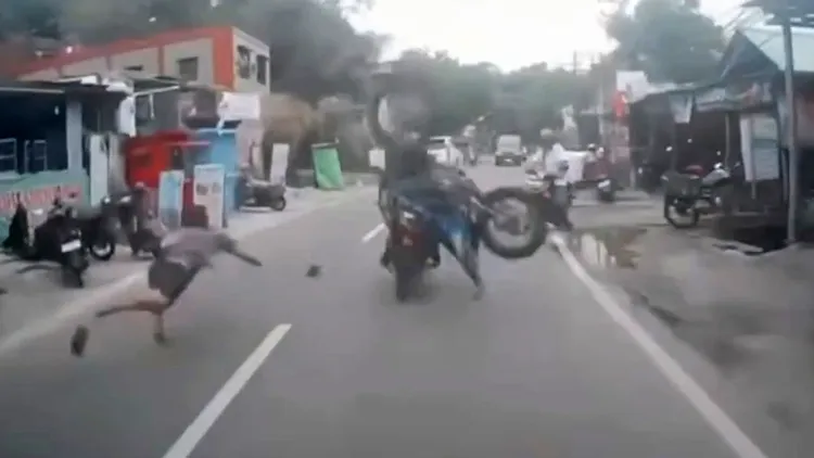 機車行員工艾哈邁德偷騎客人機車翹孤輪，結果車輛失控砸死對向騎士。翻攝自Dash Cam Owners Indonesia IG